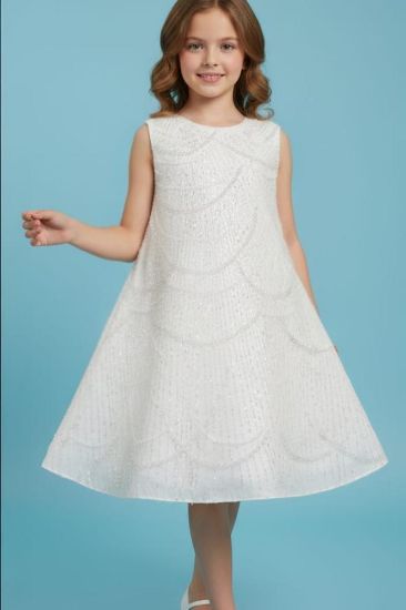 صورة فستان سهرة أبيض لؤلؤ من الامام وتل من الخلف